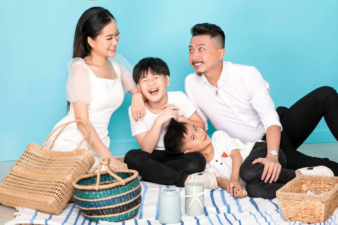 Giờ đây, vợ chồng Lâm Vỹ Dạ và Hứa Minh Đạt đã có cuộc sống sung túc, hạnh phúc viên mãn. Ảnh: FBNV