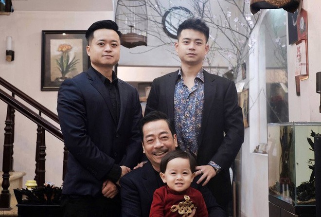NSND Hoàng Dũng bên 2 con và cháu nội khi còn khỏe mạnh. Ảnh: FBNV NSND Hoàng Dũng bên 2 con và cháu nội khi còn khỏe mạnh. Ảnh: FBNV