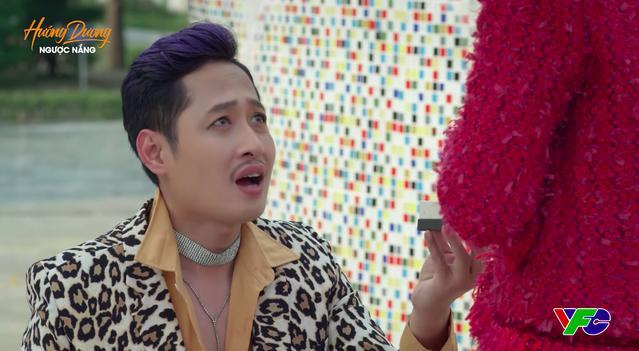 Bà Loan ngỡ ngàng khi được Hải 'bóng' cầu hôn ở tập 40 Hướng dương ngược nắng. Ảnh: VFC