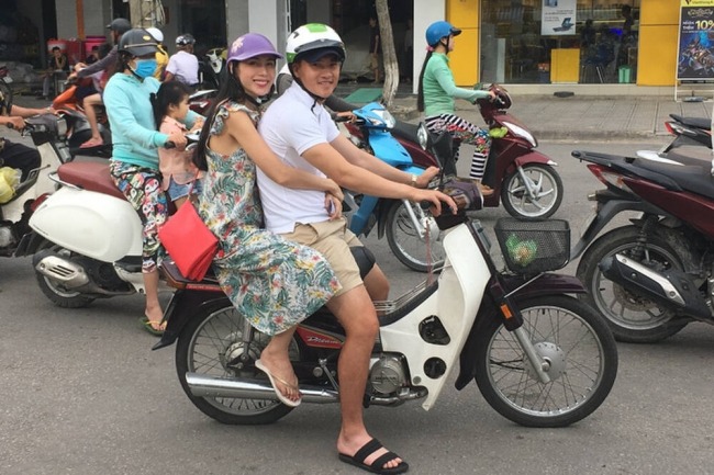 Đang yêu đương Thủy Tiên thắm thiết, Công Vinh bất ngờ hé lộ ý định 'lừa đảo', qua mặt bà xã - Ảnh 1 Đang yêu đương Thủy Tiên thắm thiết, Công Vinh bất ngờ hé lộ ý định 'lừa đảo', qua mặt bà xã - Ảnh 1