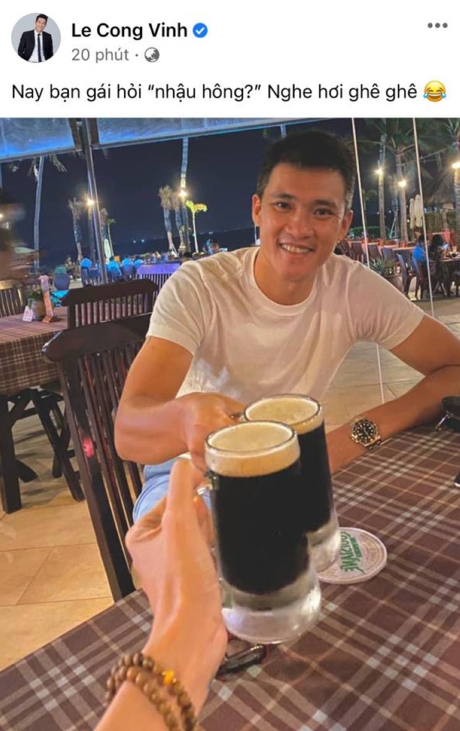 Công Vinh khoe khoảnh khắc đi nhậu cùng 'bạn gái' Thủy Tiên. Ảnh: FBNV Công Vinh khoe khoảnh khắc đi nhậu cùng 'bạn gái' Thủy Tiên. Ảnh: FBNV