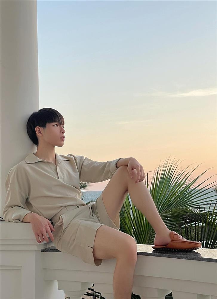 Đức Phúc đăng ảnh tạo dáng cực 'sâu' những bị dân tình chê bai vì đôi dép hàng hiệu. Ảnh: FBNV Đức Phúc đăng ảnh tạo dáng cực 'sâu' những bị dân tình chê bai vì đôi dép hàng hiệu. Ảnh: FBNV