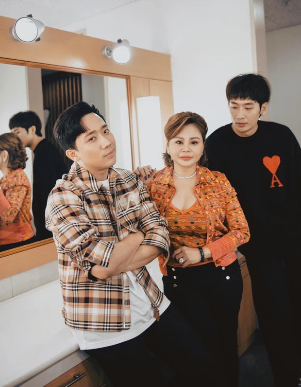 Hình ảnh gây xôn xao của Tuấn Trần khi nhiều người cho rằng anh đang soi vòng 1 của đàn chị Lê Giang. Ảnh: FBNV Hình ảnh gây xôn xao của Tuấn Trần khi nhiều người cho rằng anh đang soi vòng 1 của đàn chị Lê Giang. Ảnh: FBNV