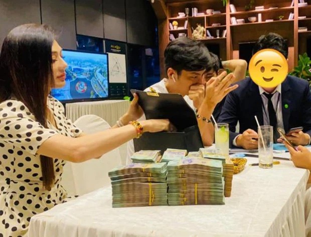 Tin tức sao Việt hot MXH ngày 16/3: Lệ Quyên nắm chặt tay tình trẻ check in trong xế hộp, Lâm Khánh Chi 'trúng xô' 10 tỷ đồng - Ảnh 3 Tin tức sao Việt hot MXH ngày 16/3: Lệ Quyên nắm chặt tay tình trẻ check in trong xế hộp, Lâm Khánh Chi 'trúng xô' 10 tỷ đồng - Ảnh 3