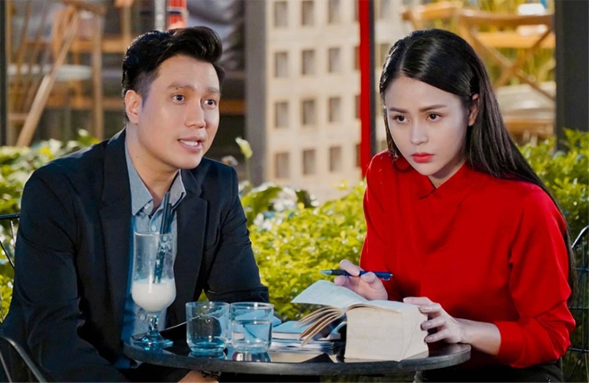 Việt Anh hiện diện 'bao ngầu' phía hậu trường cảnh mưa với Lương Thu Trang trong Hướng dương ngược nắng - Ảnh 1 Việt Anh hiện diện 'bao ngầu' phía hậu trường cảnh mưa với Lương Thu Trang trong Hướng dương ngược nắng - Ảnh 1