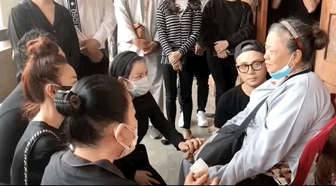 Lý Nhã Kỳ đau đớn trong buổi tưởng niệm chuyên gia trang điểm Minh Lộc. Ảnh: Internet Lý Nhã Kỳ đau đớn trong buổi tưởng niệm chuyên gia trang điểm Minh Lộc. Ảnh: Internet
