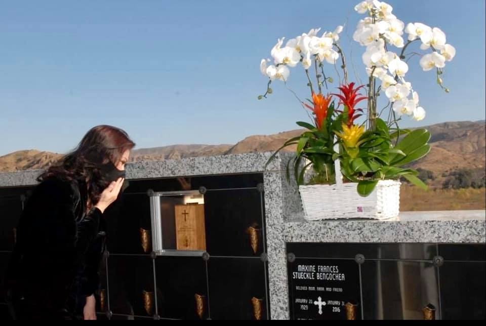 Ca sĩ Phương Loan viếng mộ chồng sau 100 ngày cố NS ra đi. Ảnh: FBNV