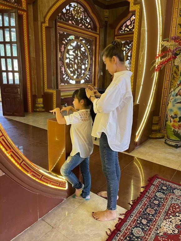 Nghẹn ngào những hình ảnh của bé Lavie trong ngày giỗ đầu cố diễn viên Mai Phương - Ảnh 2 Nghẹn ngào những hình ảnh của bé Lavie trong ngày giỗ đầu cố diễn viên Mai Phương - Ảnh 2