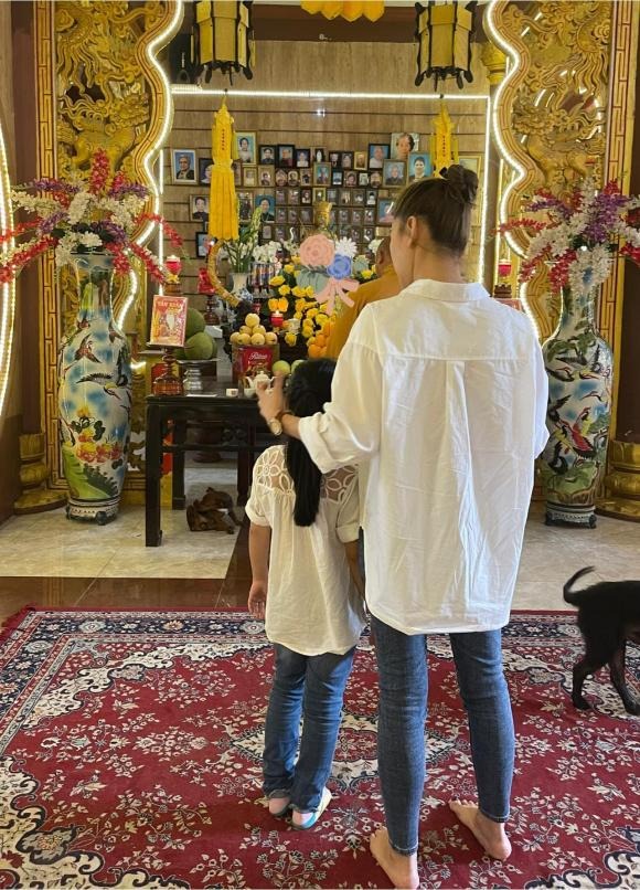 Chứng kiến hình ảnh ngây thơ của bé, nhiều người không khỏi xót xa. Ảnh: FBNV Chứng kiến hình ảnh ngây thơ của bé, nhiều người không khỏi xót xa. Ảnh: FBNV