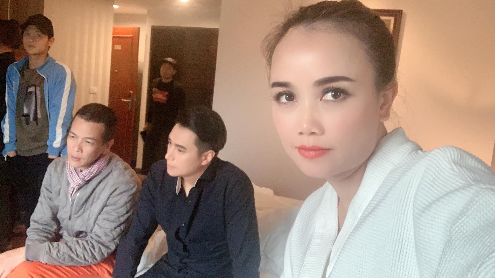 Đang vướng nghi vấn tình cảm với Quỳnh Nga, Việt Anh lộ ảnh 'giường chiếu' với 'cô Xuyến' đã 4 lần đò - Ảnh 2