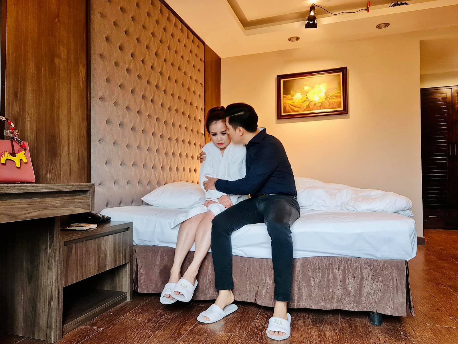 Đang vướng nghi vấn tình cảm với Quỳnh Nga, Việt Anh lộ ảnh 'giường chiếu' với 'cô Xuyến' đã 4 lần đò - Ảnh 1