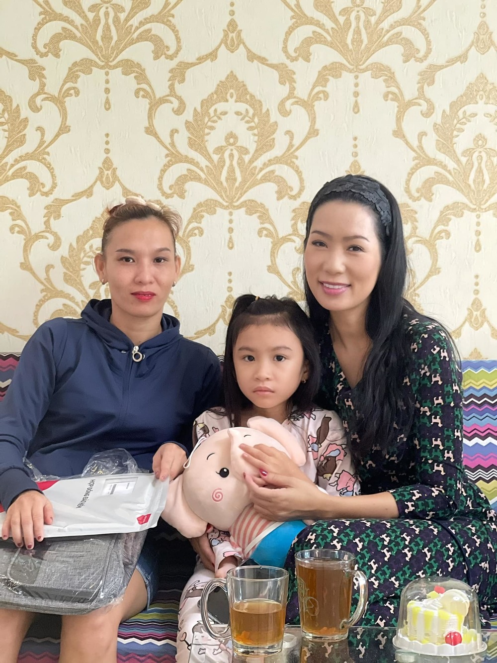 Trịnh Kim Chi bên con gái và người vợ hiện tại của Thương Tín. Ảnh: FBNV Trịnh Kim Chi bên con gái và người vợ hiện tại của Thương Tín. Ảnh: FBNV