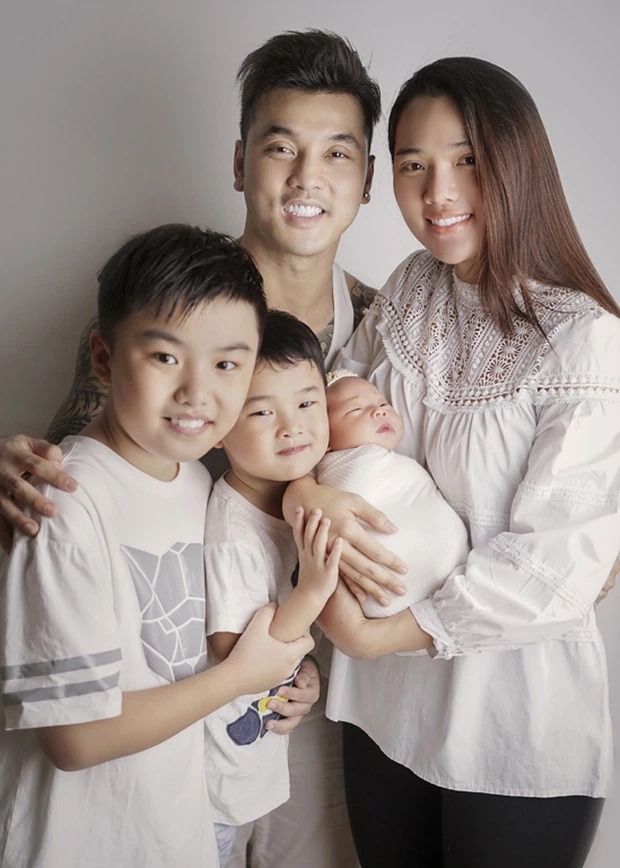 Gia đình hạnh phúc của Ưng Hoàng Phúc hiện tại. Ảnh: FBNV Gia đình hạnh phúc của Ưng Hoàng Phúc hiện tại. Ảnh: FBNV