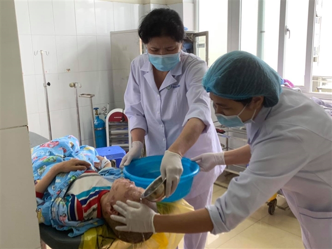 Em H. đang được các bác sĩ điều trị tích cực. Ảnh: BVCC Em H. đang được các bác sĩ điều trị tích cực. Ảnh: BVCC
