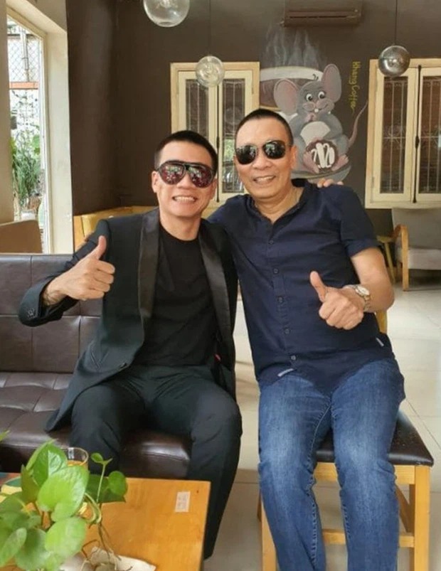 Hình ảnh từng gây xôn xao MXH của Wowy và MC Lại Văn Sâm. Ảnh: Internet Hình ảnh từng gây xôn xao MXH của Wowy và MC Lại Văn Sâm. Ảnh: Internet