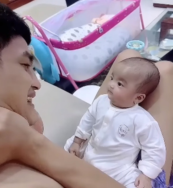 Mạc Văn Khoa hài hước trò chuyện với con gái. Ảnh: Chụp màn hình Mạc Văn Khoa hài hước trò chuyện với con gái. Ảnh: Chụp màn hình
