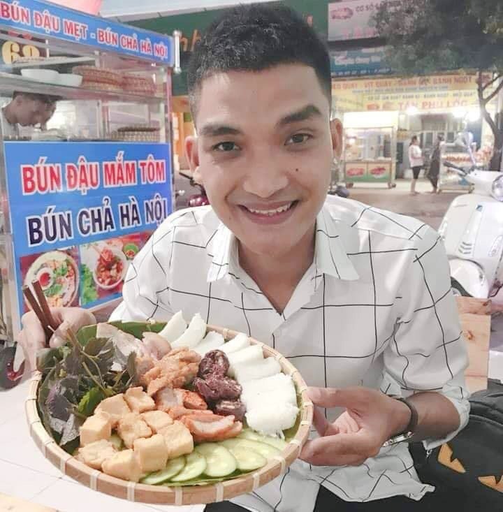 Mạc Văn Khoa sở hữu chuỗi 5 cửa hàng bún đậu mắm tôm tại TP.HCM. Ảnh: FBNV Mạc Văn Khoa sở hữu chuỗi 5 cửa hàng bún đậu mắm tôm tại TP.HCM. Ảnh: FBNV