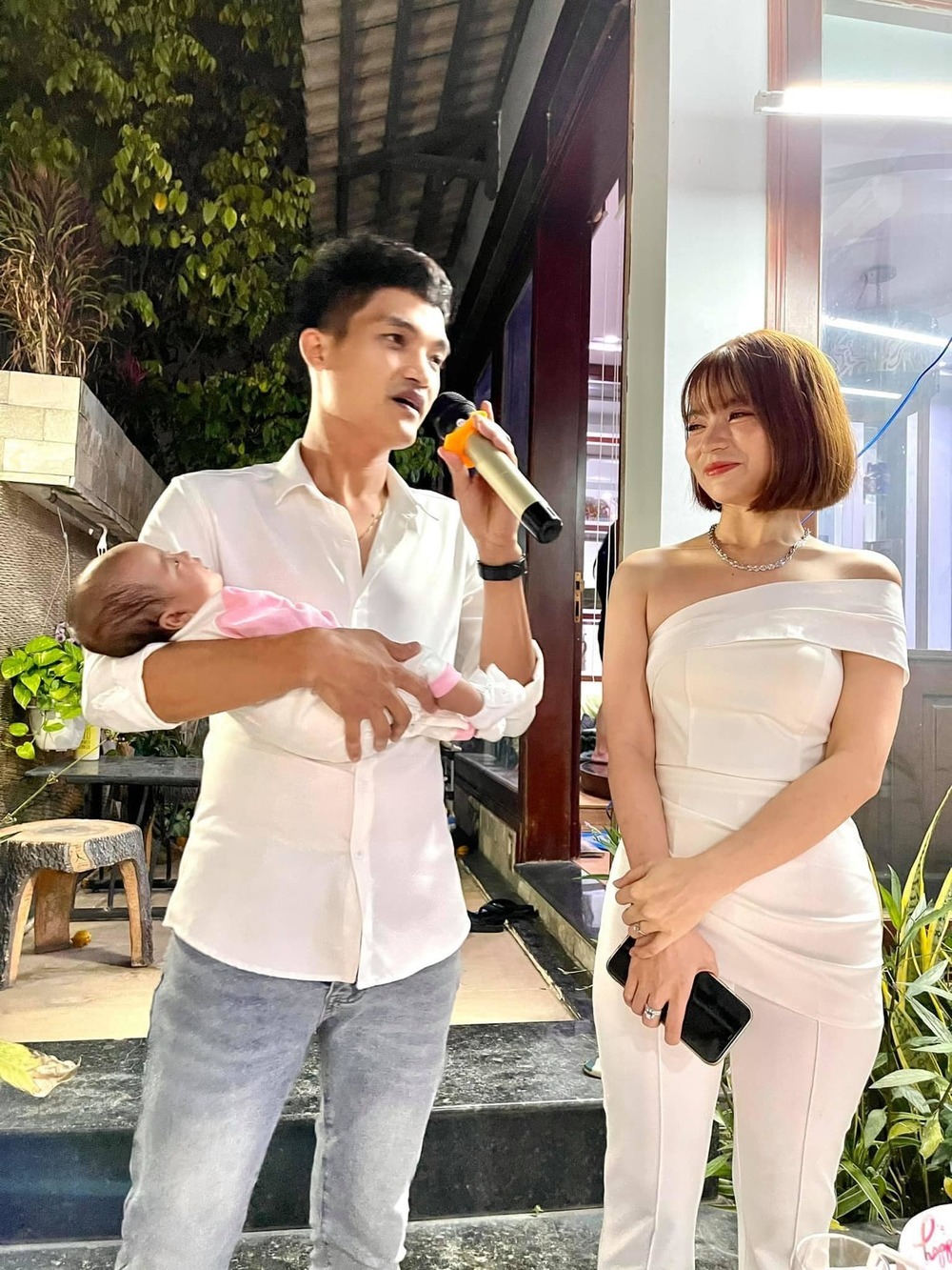 Mạc Văn Khoa và bà xã hiện đang thuê một căn biệt thự rộng lớn để sinh sống. Ảnh: FBNV Mạc Văn Khoa và bà xã hiện đang thuê một căn biệt thự rộng lớn để sinh sống. Ảnh: FBNV