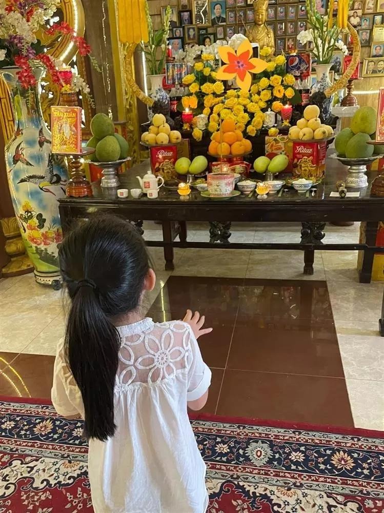 Con gái Mai Phương đến thắp hương cho mẹ trong ngày giỗ đầu. Ảnh: FBNV Con gái Mai Phương đến thắp hương cho mẹ trong ngày giỗ đầu. Ảnh: FBNV