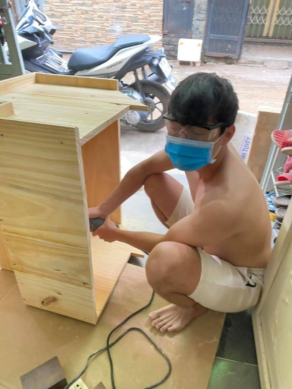 Quang Pháp vì vợ mà mày mò lại mọi chuyện. Ảnh: FBNV Quang Pháp vì vợ mà mày mò lại mọi chuyện. Ảnh: FBNV