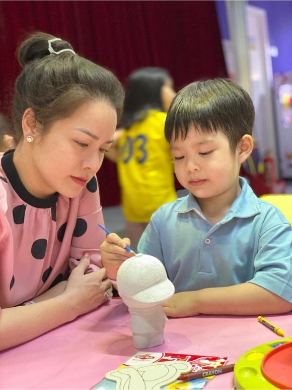 Nhật Kim Anh hạnh phúc bên con trai Bửu Long. Ảnh: FBNV Nhật Kim Anh hạnh phúc bên con trai Bửu Long. Ảnh: FBNV