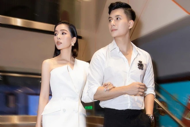 Cả Lệ Quyên và Lâm Bảo Châu đều gặp không ít áp lực khi công khai mối quan hệ hẹn hò. Ảnh: Internet Cả Lệ Quyên và Lâm Bảo Châu đều gặp không ít áp lực khi công khai mối quan hệ hẹn hò. Ảnh: Internet