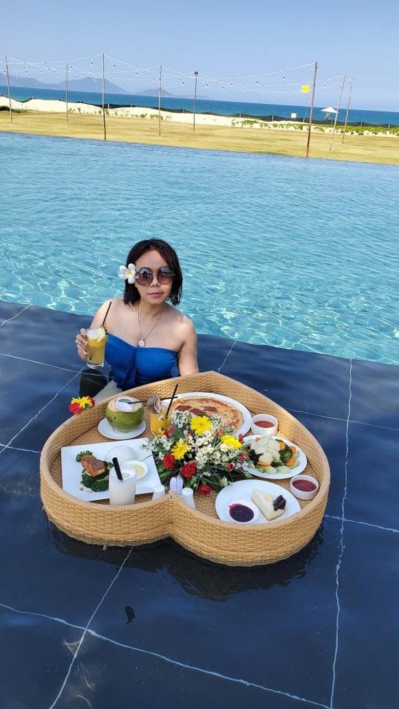 Việt Hương sang chảnh trong bộ đồ bơi. Ảnh: FBNV Việt Hương sang chảnh trong bộ đồ bơi. Ảnh: FBNV