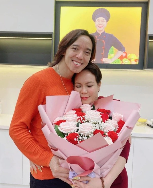 Vợ chồng Hoài Phương - Việt Hương được đoàn tụ sau hơn 1 năm xa cách vì dịch bệnh. Ảnh: FBNV Vợ chồng Hoài Phương - Việt Hương được đoàn tụ sau hơn 1 năm xa cách vì dịch bệnh. Ảnh: FBNV