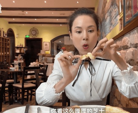 Bị la ó vì thân hình ngày một 'suy dinh dưỡng', Lý Nhược Đồng lập tức đáp trả bằng hành động khiến dân tình thèm thuồng - Ảnh 1 Bị la ó vì thân hình ngày một 'suy dinh dưỡng', Lý Nhược Đồng lập tức đáp trả bằng hành động khiến dân tình thèm thuồng - Ảnh 1