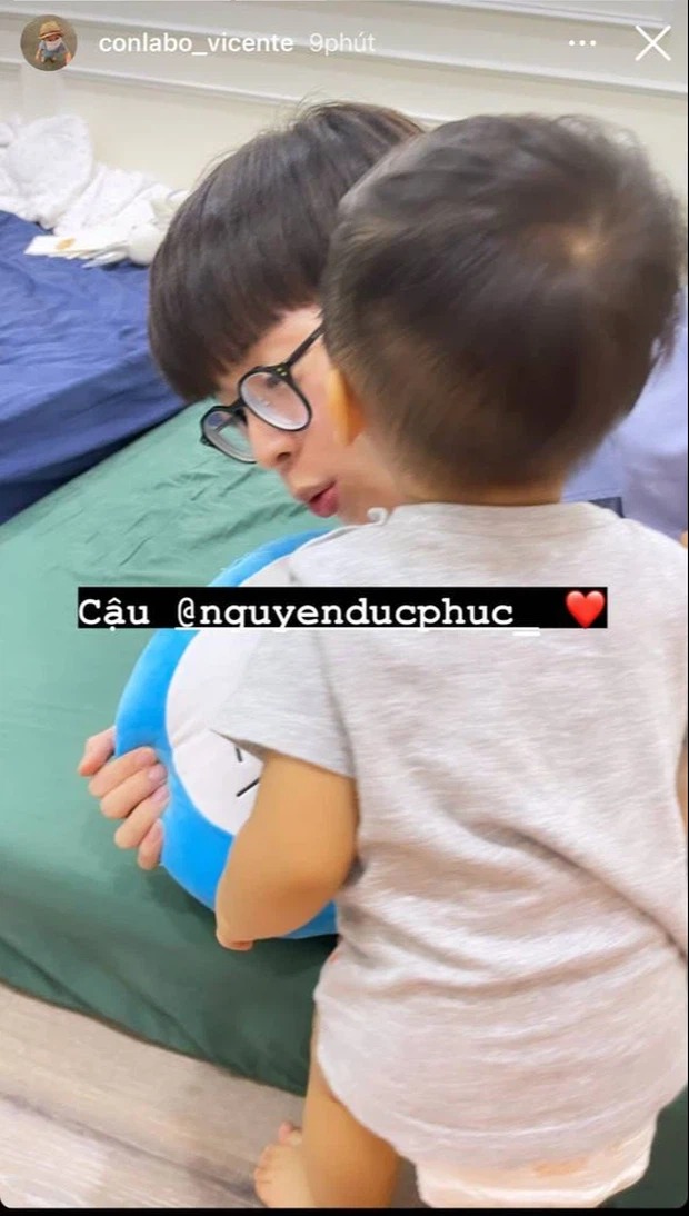 Đức Phúc thích thú chơi đùa với cháu. Ảnh: FBNV Đức Phúc thích thú chơi đùa với cháu. Ảnh: FBNV