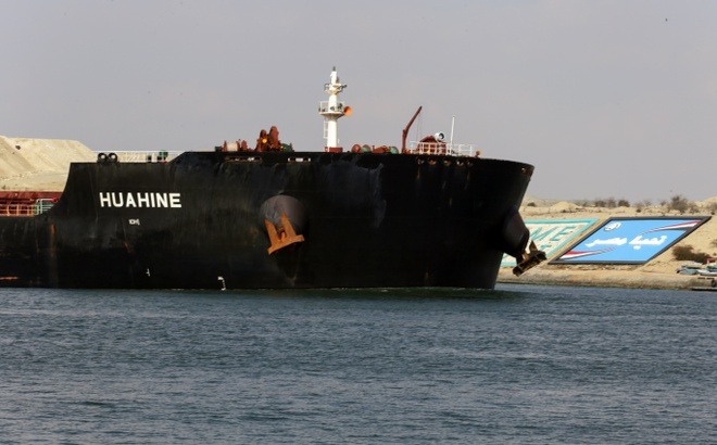 Một trong số những chuyển tàu đầu tiên được di chuyển sau khi được khơi thông tuyến kênh đào. Ảnh: Reuters Một trong số những chuyển tàu đầu tiên được di chuyển sau khi được khơi thông tuyến kênh đào. Ảnh: Reuters