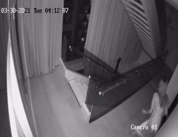 Hình ảnh được chụp lại từ CCTV nhà Ngọc Trinh thời điểm vừa bị trộm đột nhập. Ảnh: Chụp màn hình Hình ảnh được chụp lại từ CCTV nhà Ngọc Trinh thời điểm vừa bị trộm đột nhập. Ảnh: Chụp màn hình