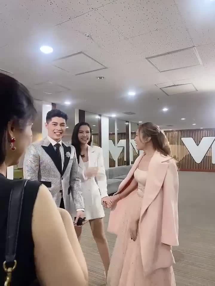 Cả 3 nghệ sĩ có mối quan hệ vô cùng thân thiết. Ảnh: Chụp màn hình Cả 3 nghệ sĩ có mối quan hệ vô cùng thân thiết. Ảnh: Chụp màn hình