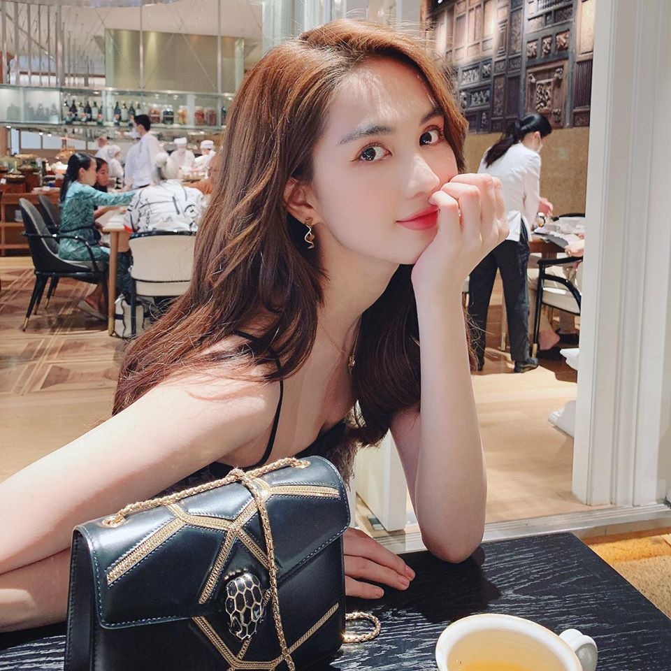 Quá khứ ít người biết của Ngọc Trinh với loạt biểu cảm hờ hững, lộ màu 'hai lúa' - Ảnh 2