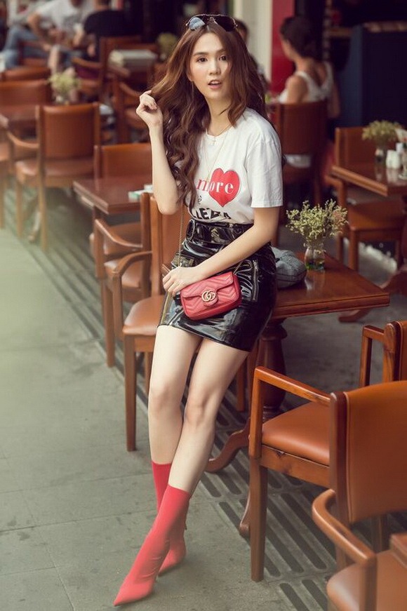 Quá khứ ít người biết của Ngọc Trinh với loạt biểu cảm hờ hững, lộ màu 'hai lúa' - Ảnh 1 Quá khứ ít người biết của Ngọc Trinh với loạt biểu cảm hờ hững, lộ màu 'hai lúa' - Ảnh 1