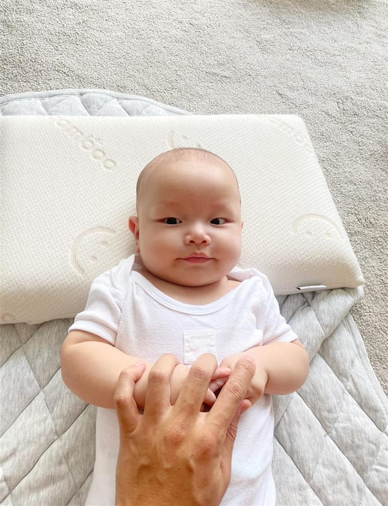 Bé Leon sở hữu nụ cười giống ông nội. Ảnh: FBNV