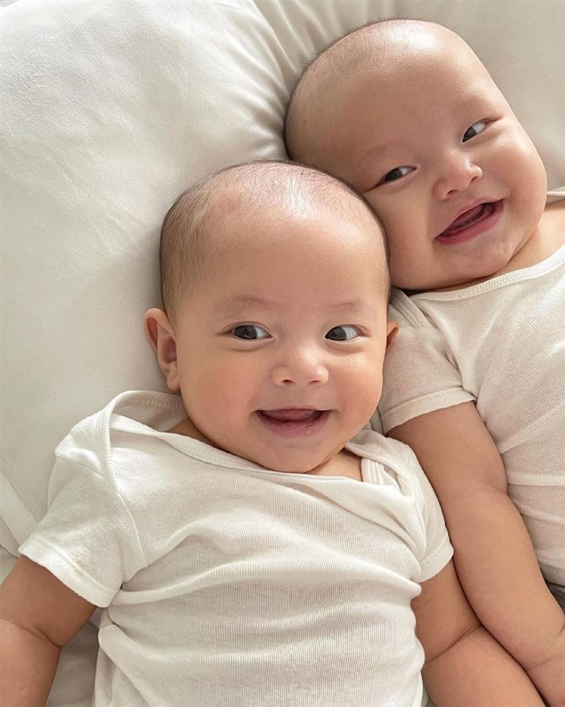 Khoảnh khắc đáng yêu của nhóc tỳ nhà Hồ Ngọc Hà và Kim Lý. Ảnh: FBNV