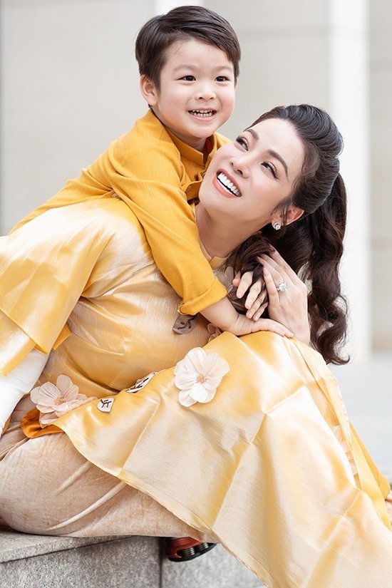 Nhật Kim Anh hạnh phúc sau khi giành được quyền nuôi con. Ảnh: FBNV Nhật Kim Anh hạnh phúc sau khi giành được quyền nuôi con. Ảnh: FBNV