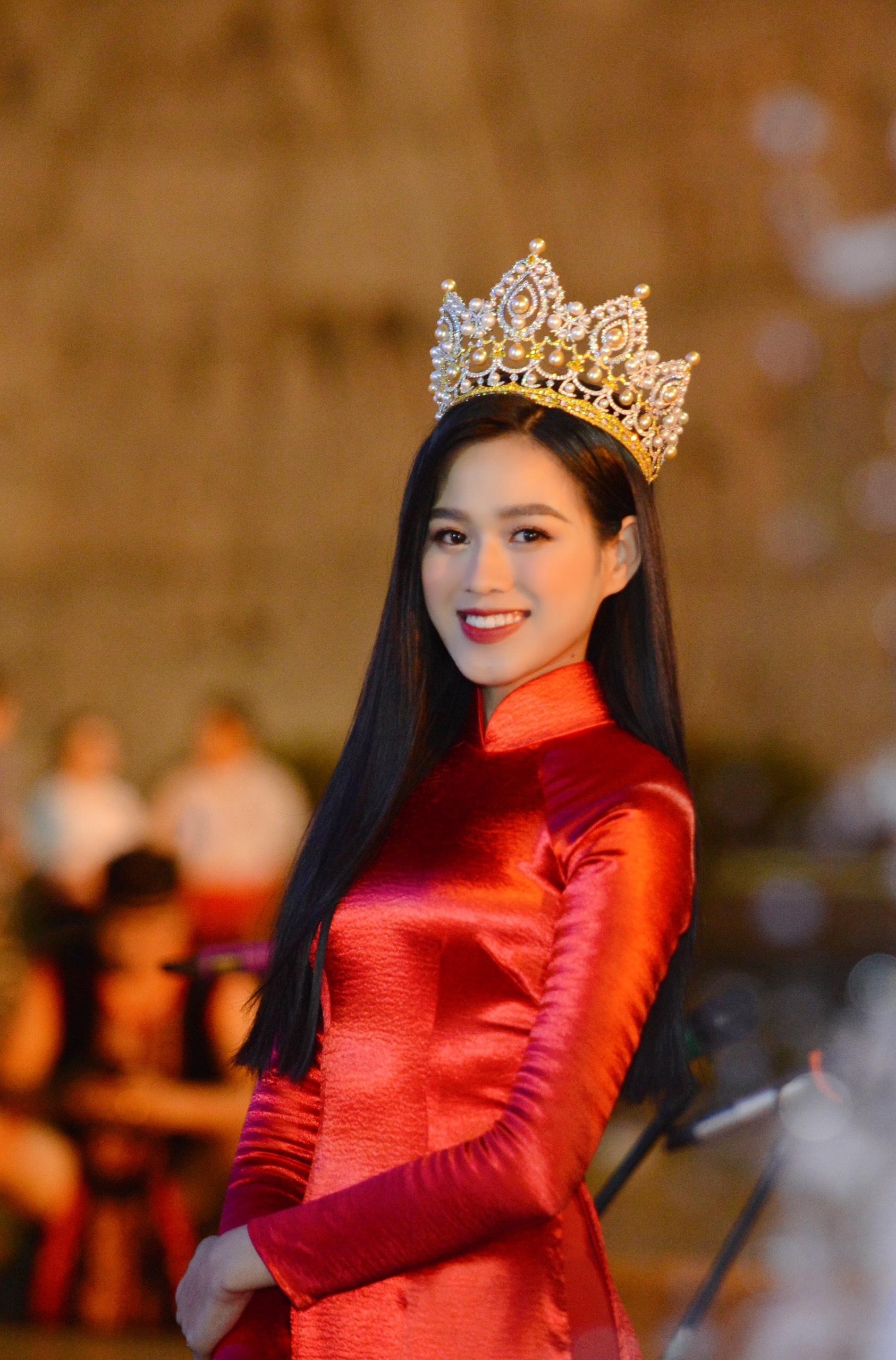 Đỗ Thị Hà xinh đẹp nền nã trong tà áo dài. Ảnh: Dương Triều