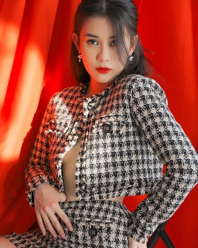 Hot girl Ngọc Thảo lên đồ như thiếu nữ đôi mươi nhưng biểu cảm và thần thái bị đánh giá 'phèn', già nua như bà cô U40 - Ảnh 2 Hot girl Ngọc Thảo lên đồ như thiếu nữ đôi mươi nhưng biểu cảm và thần thái bị đánh giá 'phèn', già nua như bà cô U40 - Ảnh 2