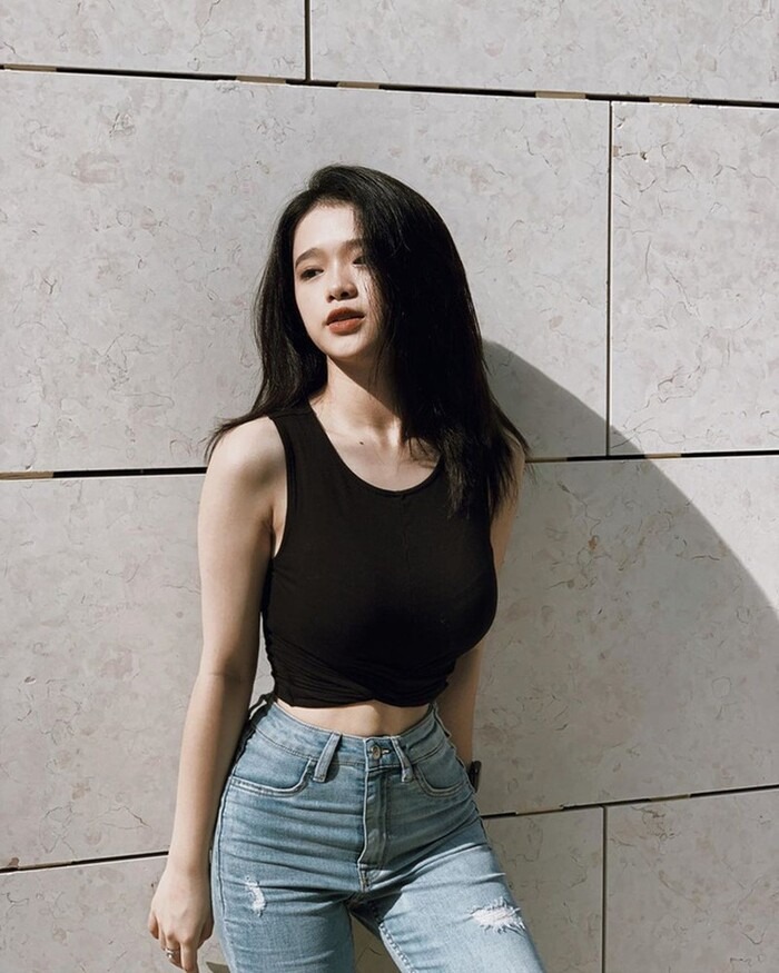 Linh Ka lo lắng vì khả năng 'biến hình' của đôi mắt nhưng thực chất đang khoe dáng nuột trá hình? - Ảnh 2 Linh Ka lo lắng vì khả năng 'biến hình' của đôi mắt nhưng thực chất đang khoe dáng nuột trá hình? - Ảnh 2