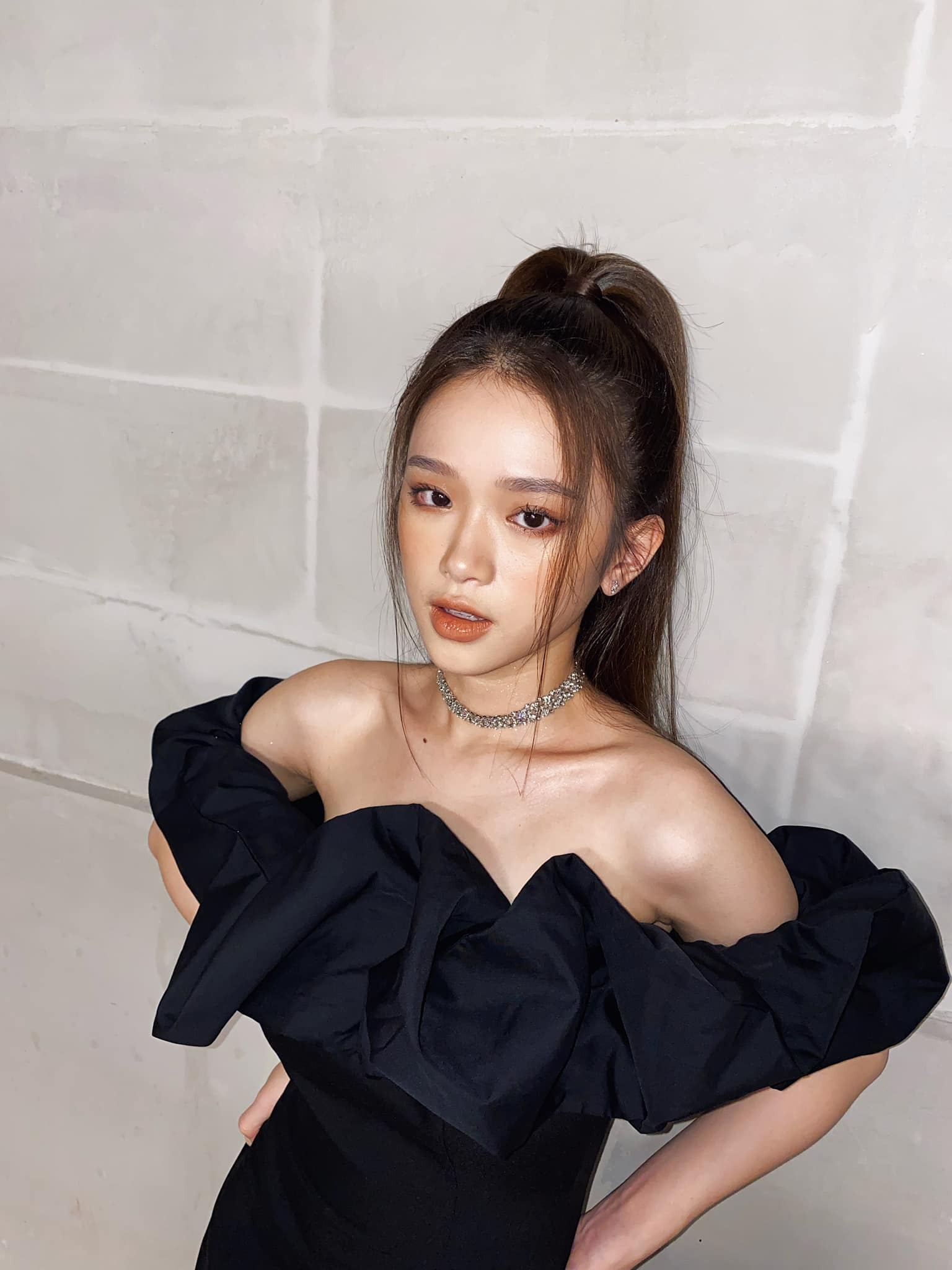 Linh Ka lo lắng vì khả năng 'biến hình' của đôi mắt nhưng thực chất đang khoe dáng nuột trá hình? - Ảnh 4 Linh Ka lo lắng vì khả năng 'biến hình' của đôi mắt nhưng thực chất đang khoe dáng nuột trá hình? - Ảnh 4