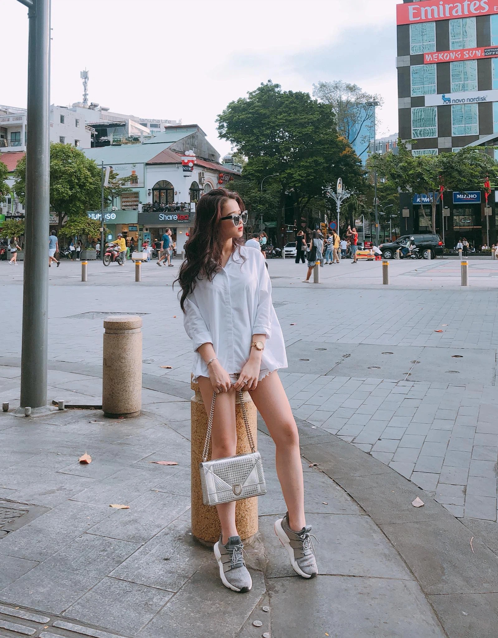 Linh Ka không ngần ngại khoe vóc dáng chuẩn trong các bức hình street style của mình. Ảnh: FBNV Linh Ka không ngần ngại khoe vóc dáng chuẩn trong các bức hình street style của mình. Ảnh: FBNV