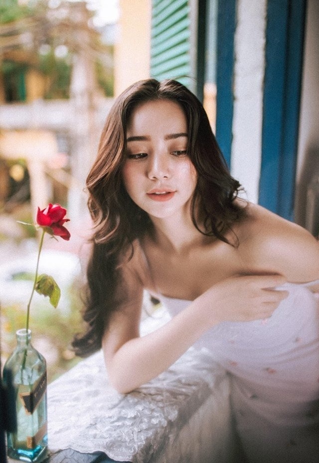 Nhị tiểu thư của 'Hướng dương ngược nắng' Quỳnh Kool khoe visual khó cưỡng, lộ chi tiết hờ hững - Ảnh 2 Nhị tiểu thư của 'Hướng dương ngược nắng' Quỳnh Kool khoe visual khó cưỡng, lộ chi tiết hờ hững - Ảnh 2