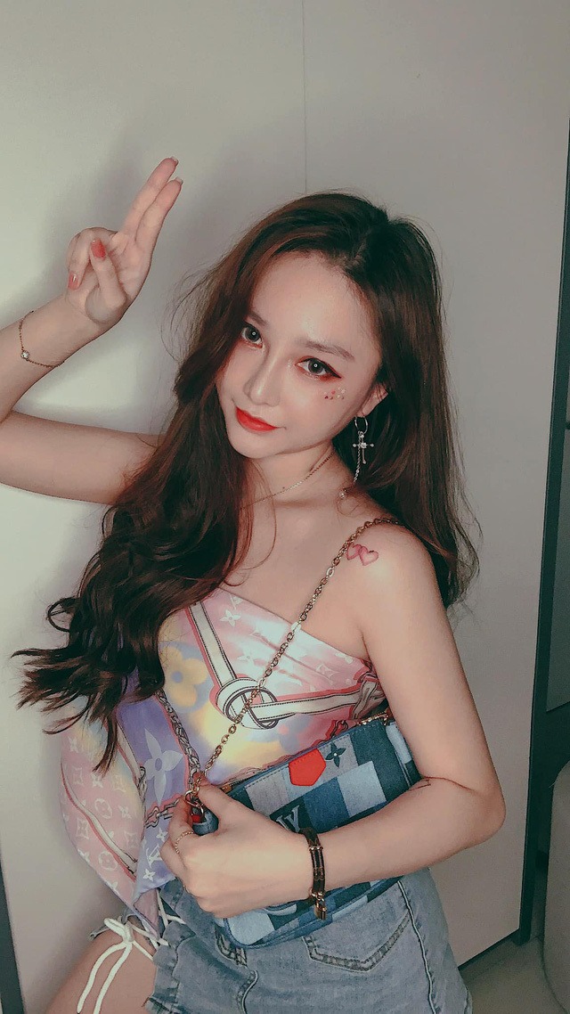 Dù đã có gia đình và làm mẹ nhưng cô nàng vẫn rất xinh đẹp. Ảnh: FBNV Dù đã có gia đình và làm mẹ nhưng cô nàng vẫn rất xinh đẹp. Ảnh: FBNV