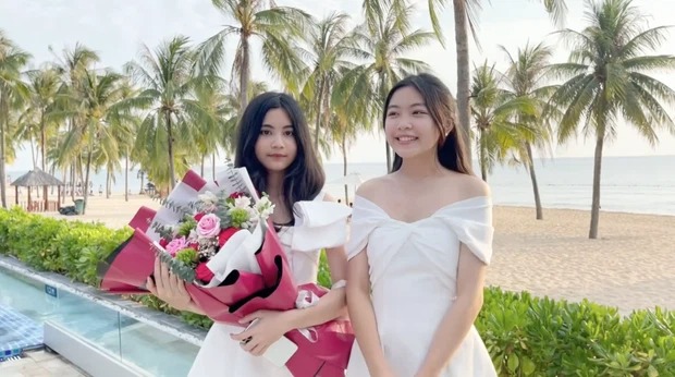Hạt Dẻ nay đã cao gần bằng chị gái Lọ Lem. Ảnh: FBNV Hạt Dẻ nay đã cao gần bằng chị gái Lọ Lem. Ảnh: FBNV