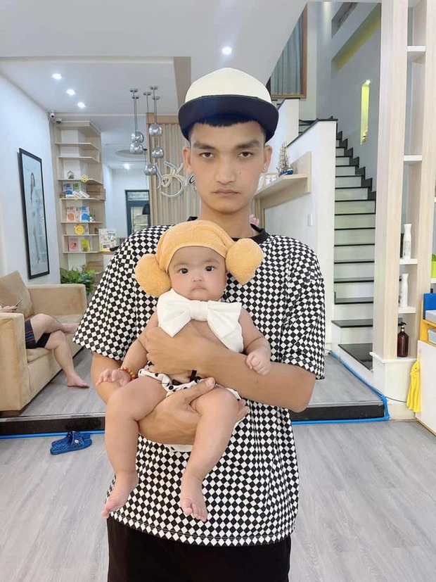 Khoảnh khắc đáng yêu của bố con Mặc Văn Khoa. Ảnh: FBNV