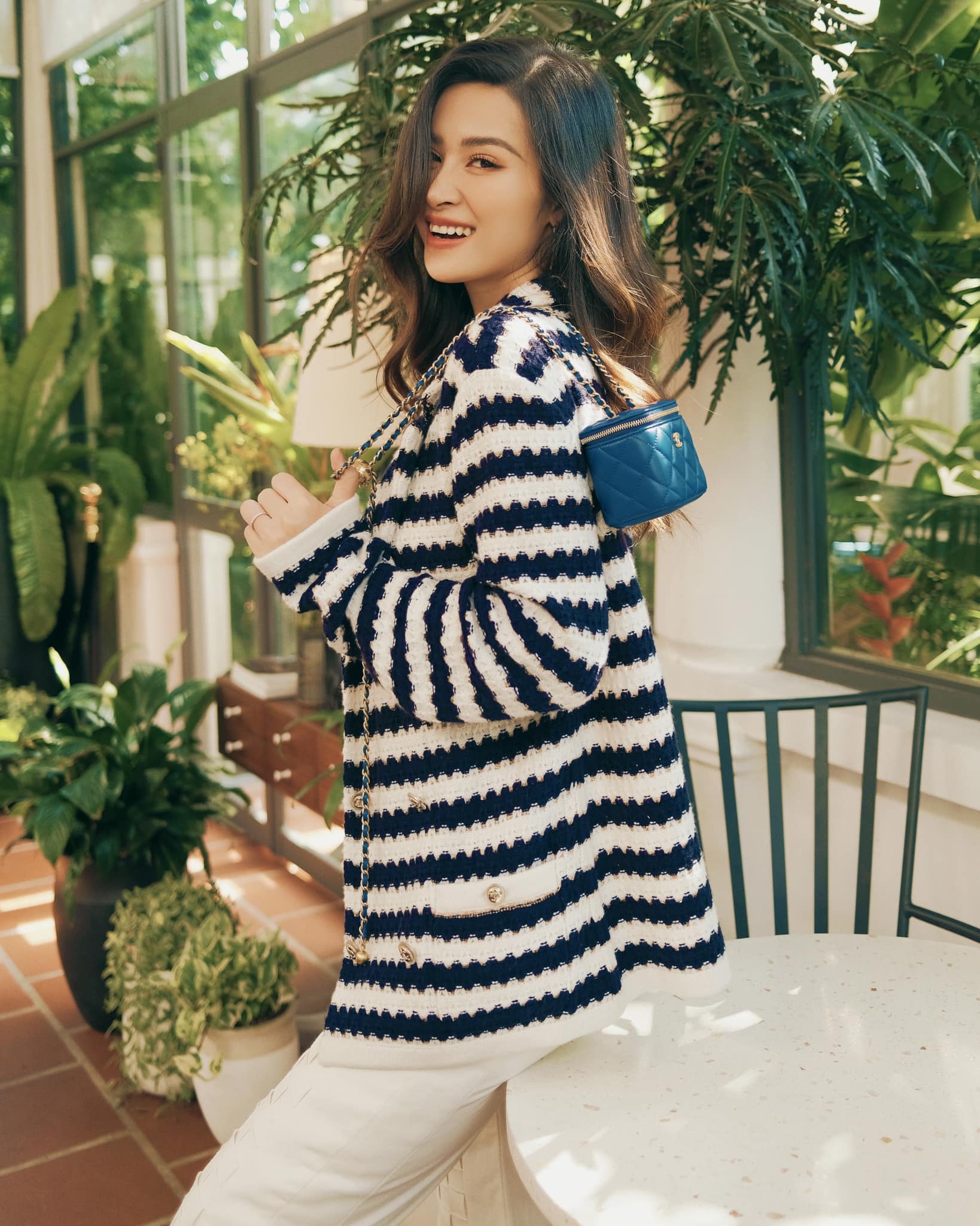 Thần thái và vóc dáng 'không phải dạng vừa' của bà mẹ một con. Ảnh: FBNV