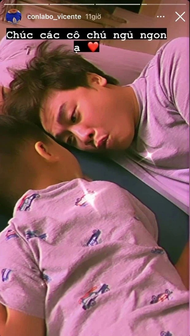 Vợ chồng Hòa Minzy dồn toàn bộ sự quan tâm dành cho quý tử. Ảnh: Chụp màn hình