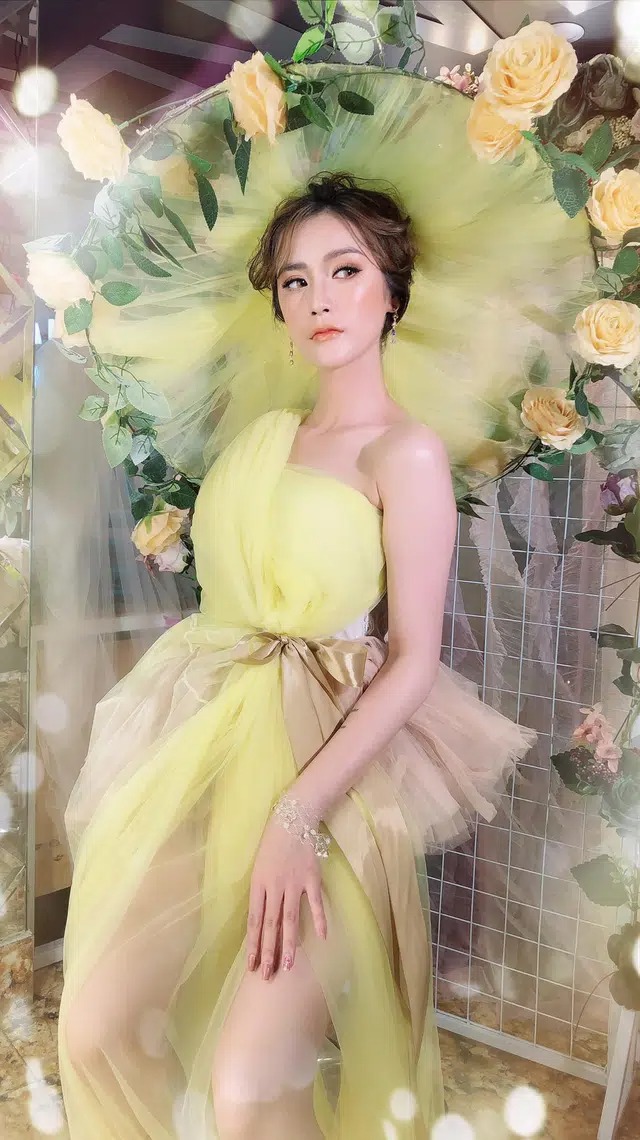 Cận cảnh nhan sắc 'không phải dạng vừa' của nữ streamer vừa buông lời tỏ tình người yêu cũ Linh Ngọc Đàm ngay trên sóng livestream - Ảnh 3 Cận cảnh nhan sắc 'không phải dạng vừa' của nữ streamer vừa buông lời tỏ tình người yêu cũ Linh Ngọc Đàm ngay trên sóng livestream - Ảnh 3